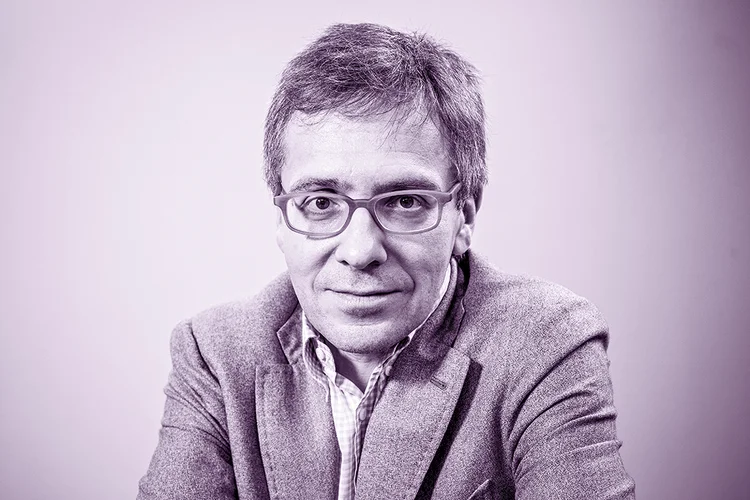 A cena política global segue dividida e polarizada em 2021 — mesmo sem o presidente Donald Trump na Casa Branca. É o que pensa o cientista político americano Ian Bremmer, da consultoria Eurasia. Ele explica por que o vácuo de poder continua, ainda que boas notícias venham dos fronts tecnológico e ambiental (SeongJoon Cho/Bloomberg/Getty Images)