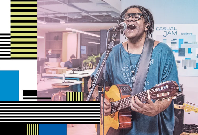 Gabriel Moura em ação no escritório da EXAME: hits compostos em parceria com Seu Jorge (Leandro Fonseca/Exame)