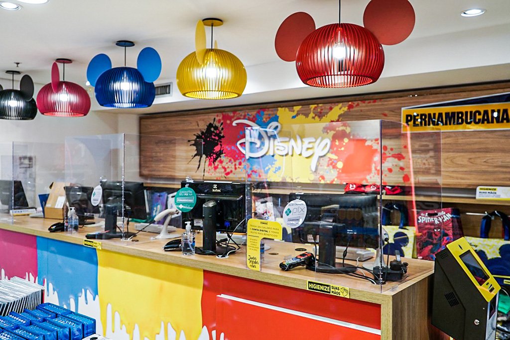 Espaço Disney na Pernambucanas: caixas têm decoração do Mickey (Pernambucanas/Divulgação)