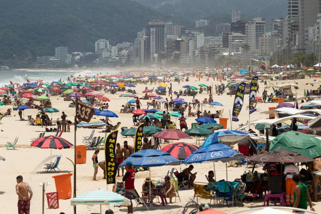 Especialistas alertam para os riscos do primeiro verão da pandemia no Rio