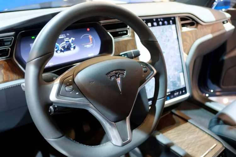 BRUSSELS, BELGIUM - JANUARY 10:    Luxurious interior on a Tesla Model X full electric luxury crossover SUV car with a large touch screen and dashboard screen on display at Brussels Expo on January 10, 2018 in Brussels, Belgium. The Model X uses falcon wing doors for access to the second and third row seats. (Photo by Sjoerd van der Wal/Getty Images) (Sjoerd van der Wal / Colaborador/Getty Images)