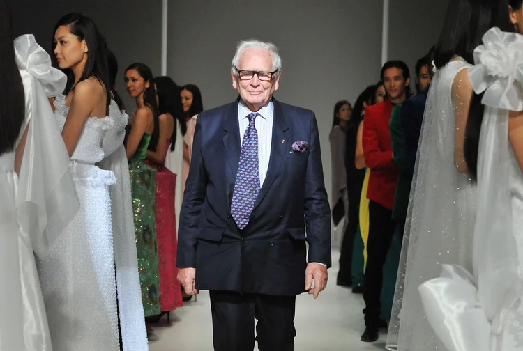 Aos 98 anos, Pierre Cardin lançou seu último trabalho em janeiro deste ano. (Jun Sato/WireImage/Getty Images)