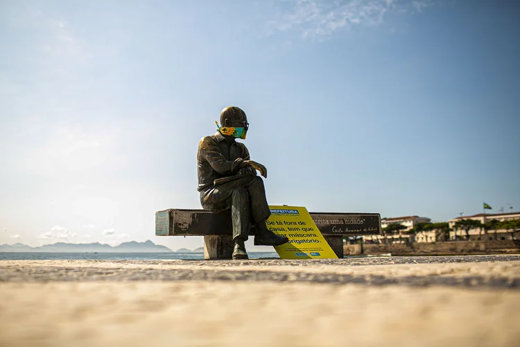 A estátua faz parte da paisagem de Copacabana — na Avenida Atlântica, em frente à Avenida Rainha Elizabeth — há quase vinte anos. (Bruna Prado/Getty Images)