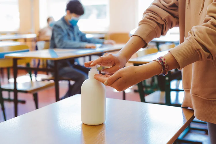 Escolas: ensino particular decidiu suspender as aulas presenciais a partir da próxima segunda-feira (izusek/Getty Images)