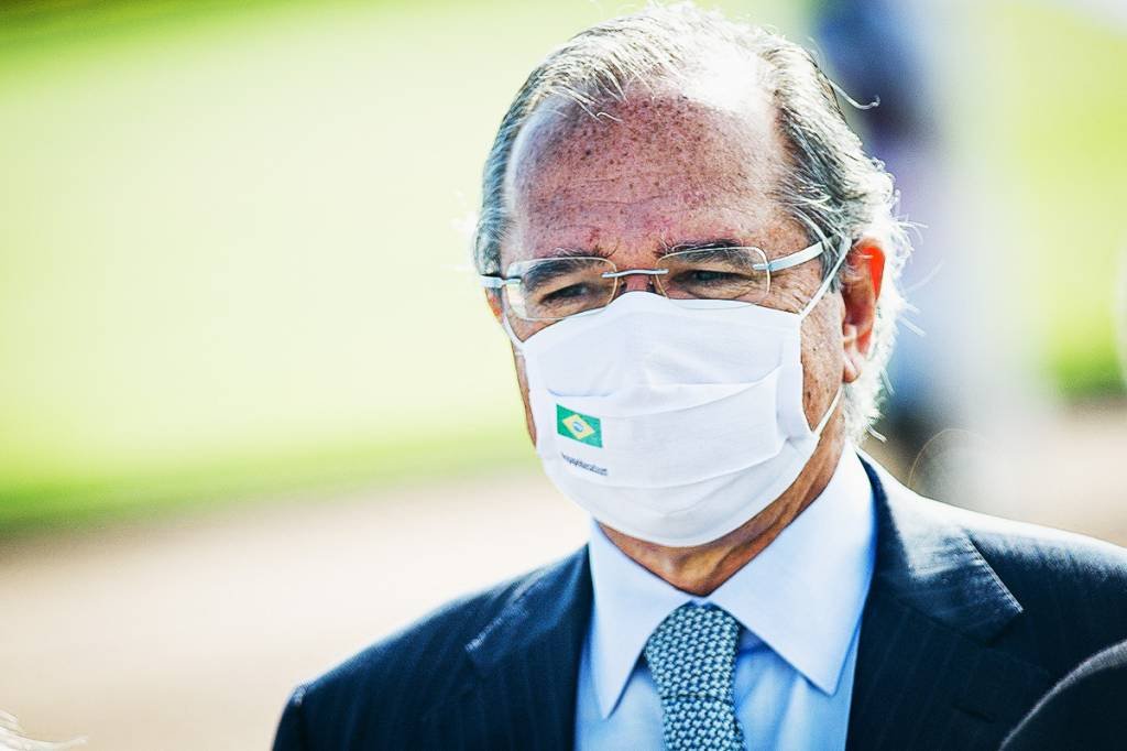 O ministro da Economia, Paulo Guedes, foi vacinado na tarde deste sábado (27) em Brasília contra a covid-19 (Andressa Anholete/Getty Images)