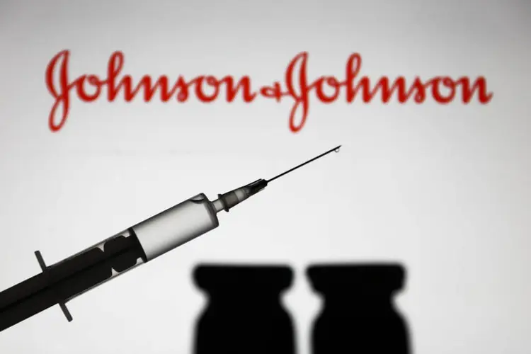 Johnson & Johnson : Ela já está sendo distribuída na África do Sul, sua primeira utilização fora de um grande teste clínico (NurPhoto / Colaborador/Getty Images)