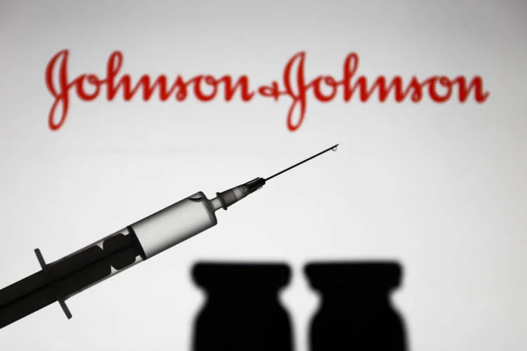 Johnson & Johnson: os EUA já autorizou uma dose de reforço da vacina contra covid-19 desenvolvida pela Pfizer (NurPhoto / Colaborador/Getty Images)