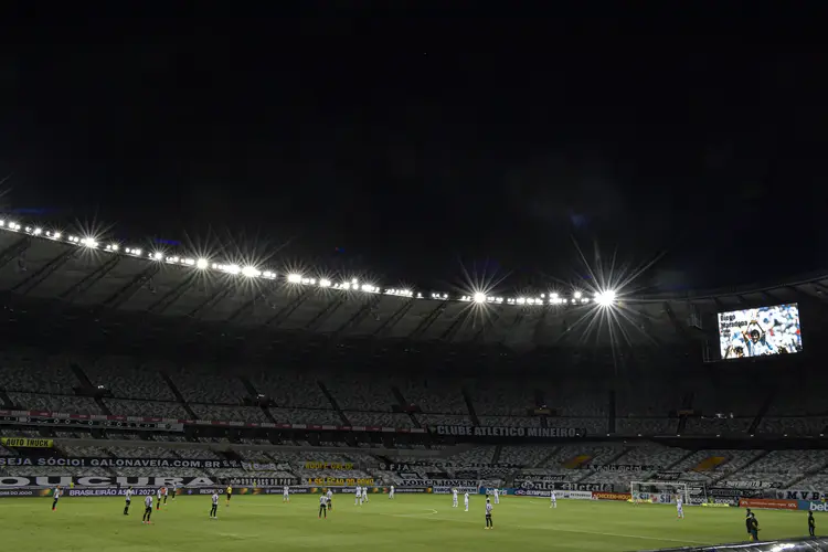 BELO HORIZONTE, BRAZIL - NOVEMBER 25: Players of Botafogo and Atletico Mineiro observe a minute of silence for the late Argentine football legend Diego Maradona before the match between Atletico MG and Botafogo as part of Brasileirao Series A 2020 at Mineirao Stadium on November 25, 2020 in Belo Horizonte, Brazil. The match is played behind closed doors and with precautionary measures against the spread of coronavirus (COVID-19).  (Photo by Pedro Vilela/Getty Images) (Pedro Vilela/Getty Images)