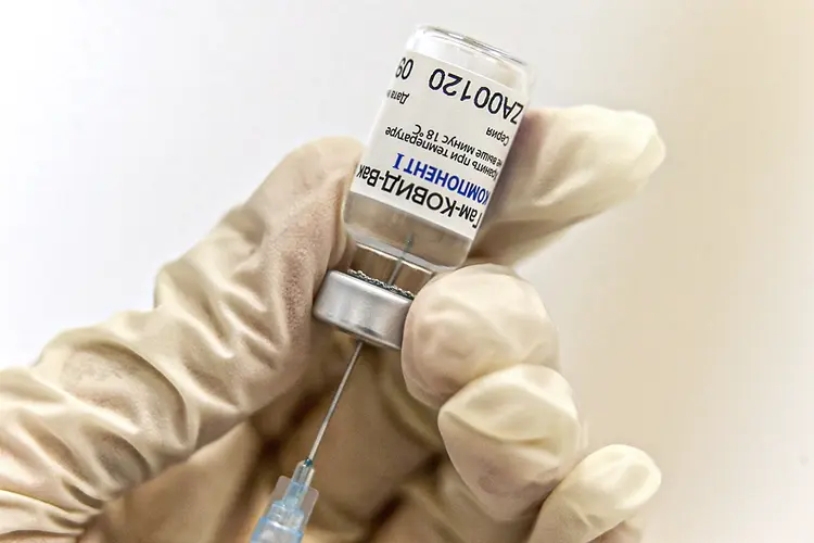 Vacina: governo argentino começará a inocular as 300.000 doses que chegaram ao país da Sputnik V (Anadolu Agency/Getty Images)