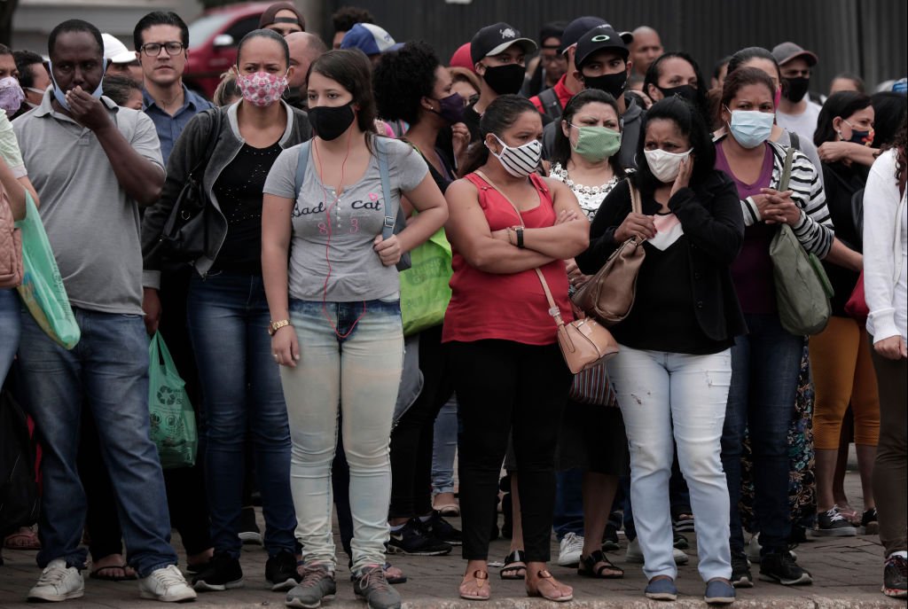 Pessoas na rua: pandemia acelerou trabalho à distância, mas popularidade depende do setor (Getty Images/Rodrigo Paiva)