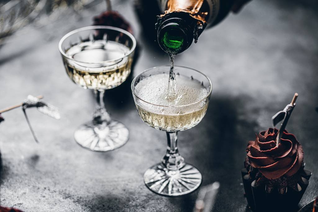 Réveillon: Edega explica como beber cada tipo de champagne e dá descontos