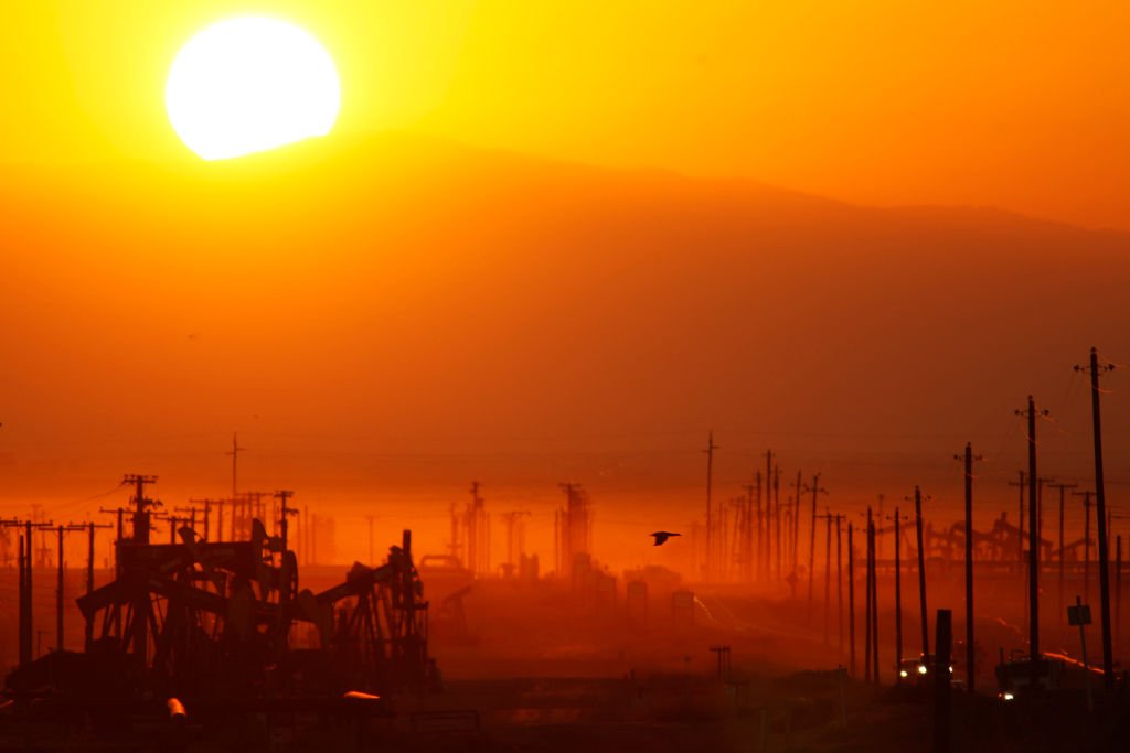 LOST HILLS, CA - MARCH 24:  The sun rises over an oil field over the Monterey Shale formation where gas and oil extraction using hydraulic fracturing, or fracking, is on the verge of a boom on March 24, 2014 near Lost Hills, California. Critics of fracking in California cite concerns over water usage and possible chemical pollution of ground water sources as California farmers are forced to leave unprecedented expanses of fields fallow in one of the worst droughts in California history. Concerns also include the possibility of earthquakes triggered by the fracking process which injects water, sand and various chemicals under high pressure into the ground to break the rock to release oil and gas for extraction though a well. The 800-mile-long San Andreas Fault runs north and south on the western side of the Monterey Formation in the Central Valley and is thought to be the most dangerous fault in the nation. Proponents of the fracking boom saying that the expansion of petroleum extraction is good for the economy and security by developing more domestic energy sources and increasing gas and oil exports.   (Photo by David McNew/Getty Images) (David McNew / Correspondente/Getty Images)