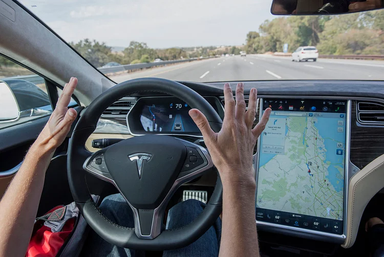 Um membro da mídia testa um carro da Tesla Motors Inc. Modelo S equipado com piloto automático. (Bloomberg / Colaborador/Getty Images)