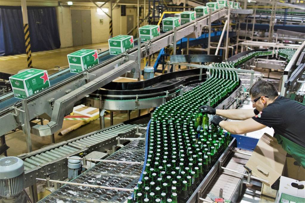 Fábrica da Heineken: grupo tem 13 mil funcionários no Brasil (Getty Images/Andrey Rudakov/Bloomberg)