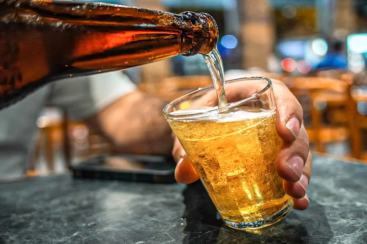 Cerveja: bebida alcoólica mais consumida no Brasil mostrou resiliência mesmo em dias frios ao longo de outubro e novembro (Jon Hicks/Getty Images)