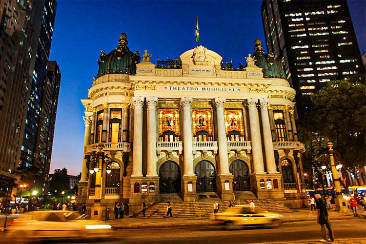 Teatro municipal do Rio de Janeiro. (Lisa Wiltse/Corbis/Getty Images)