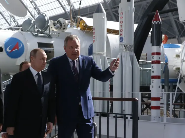 Vladimir Putin, presidente da Rússia, Dmitry Rogozin, chefe do programa espacial do país (Mikhail Svetlov / Colaborador/Getty Images)