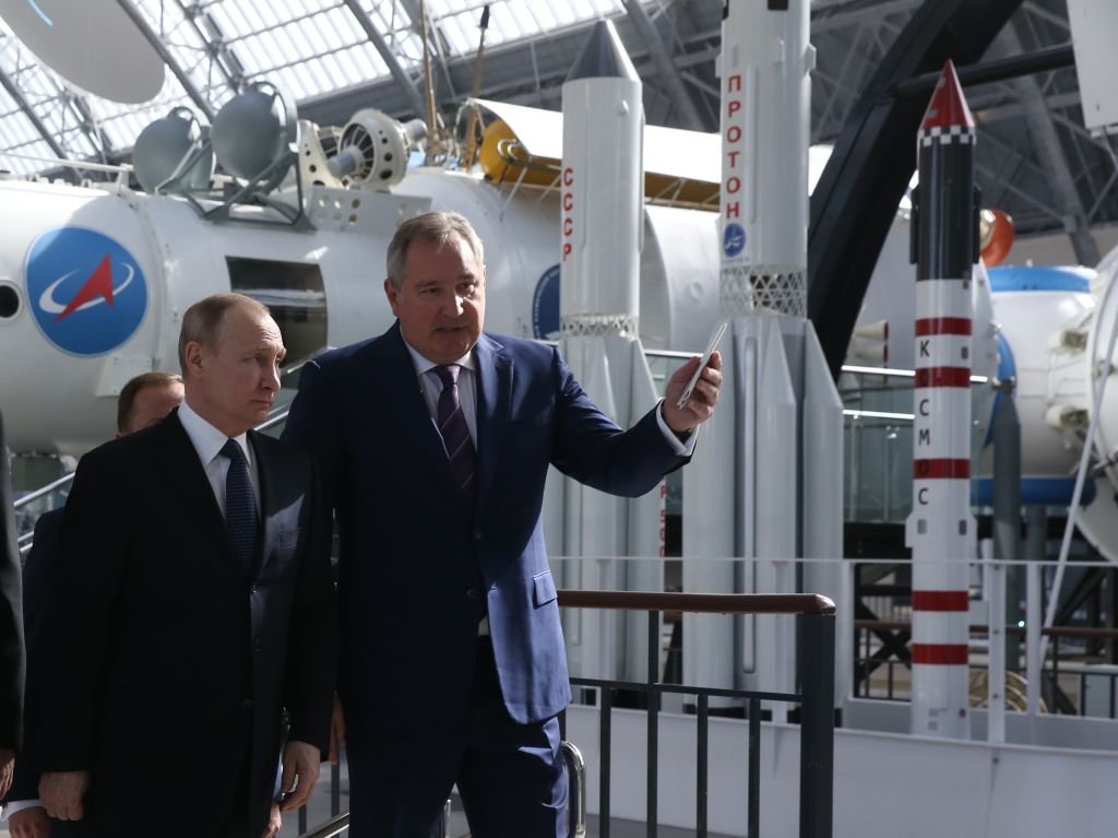 Após sanções, chefe de programa espacial russo acusa EUA de sabotagem