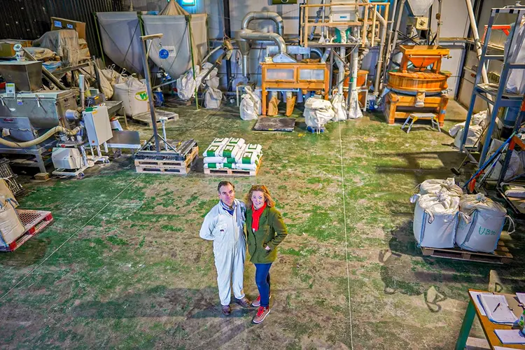 Billie Wilkinson (direita) e Andrew Wilkinson, donos do moinho Gilchesters Organics, na sede da empresa em Stamfordham, no Reino Unido  (Ian Forsyth/Bloomberg)