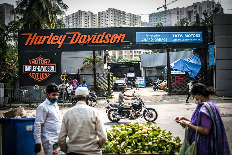 Moto em frente a loja da Harley-Davidson em Mumbai (Rebecca Conway/The New York Times)