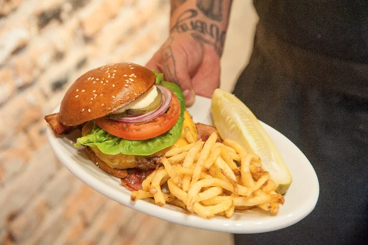 Hambúrguer com fritas do Holy Burger (Divulgação/Divulgação)