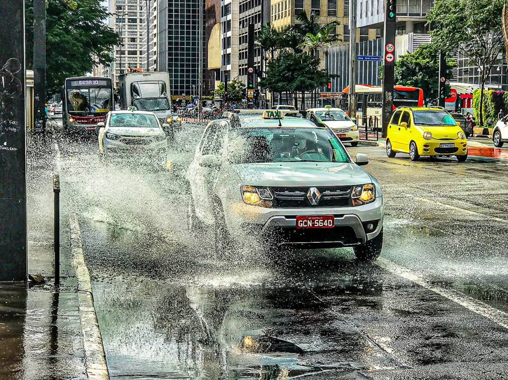 Chuva forte põe São Paulo em estado de atenção