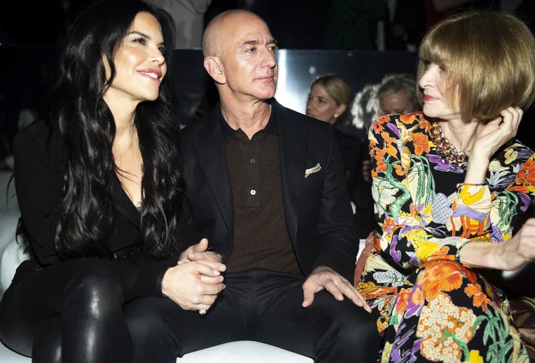 Jeff Bezos, com sua namorada, Lauren Sanchez, a editora da Vogue Anna Wintour em um desfile de moda em Los Angeles (Calla Kessler/The New York Times)