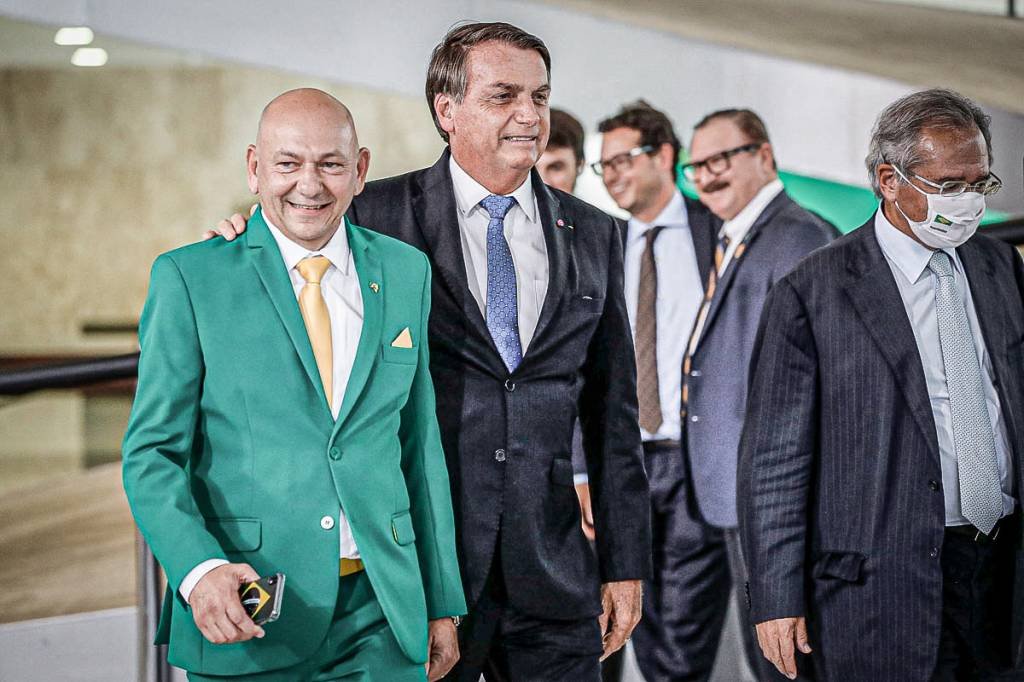 PGE pede quebra de sigilo de Luciano Hang em ação contra Bolsonaro