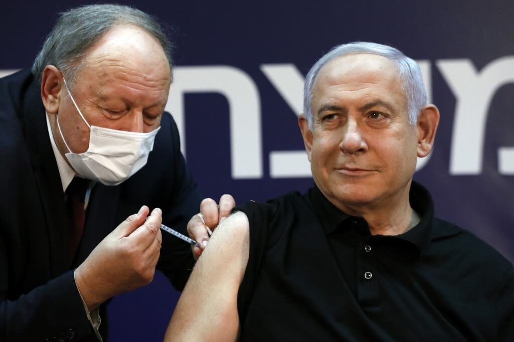 O premiê Benjamin Netanyahu, o primeiro a ser vacinado em Israel, em 19 de dezembro: ultraortodoxos resistem a tomar a vacina (AMIR COHEN/AFP)