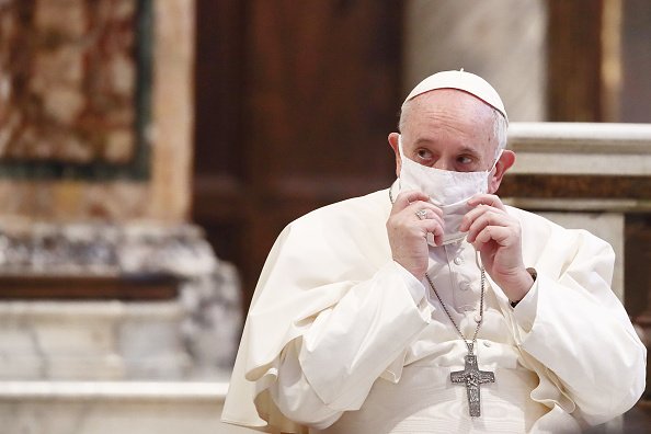 Papa pede ajuda aos pobres em Missa do Galo restrita pela covid-19