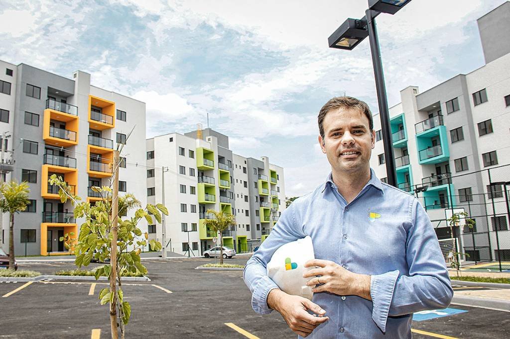 Casa Verde e Amarela com três quartos e quadras de tênis?