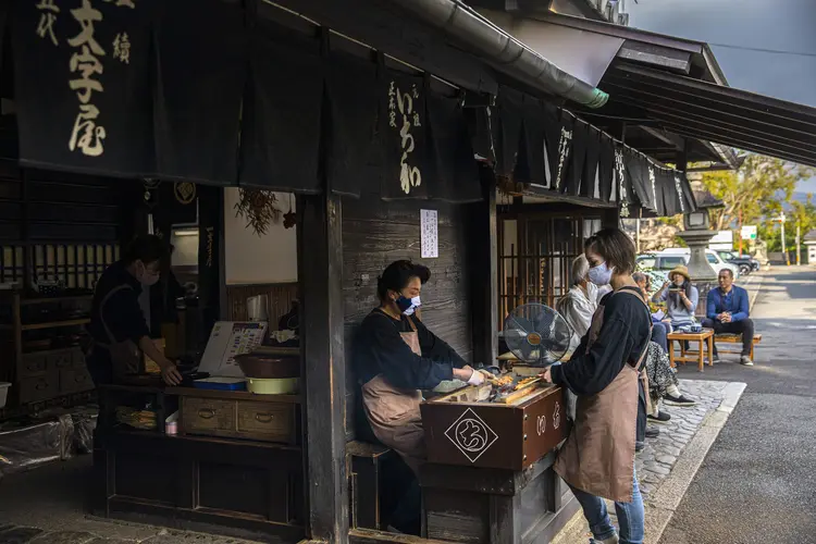 Ichiwa, which has been selling grilled rice flour cakes to travelers for a thousand years, in Kyoto, Japan, Oct. 23, 2020. The mochi seller, and many of JapanÕs other centuries-old businesses, have endured by putting tradition and stability over profit and growth. (Hiroko Masuike/The New York Times) (Hiroko Masuike/The New York Times)