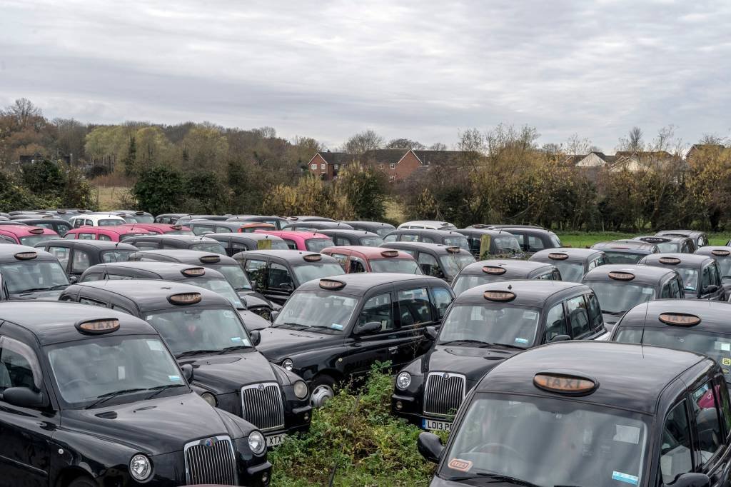 Táxis estacionados nos arredores de Londres  (Andrew Testa/The New York Times)