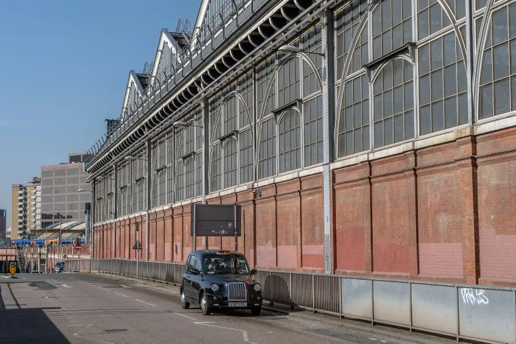 Taxista espera por passageiro na Estação Waterloo, em Londres: capital inglesa está cada vez mais isolada (Andrew Testa/The New York Times)