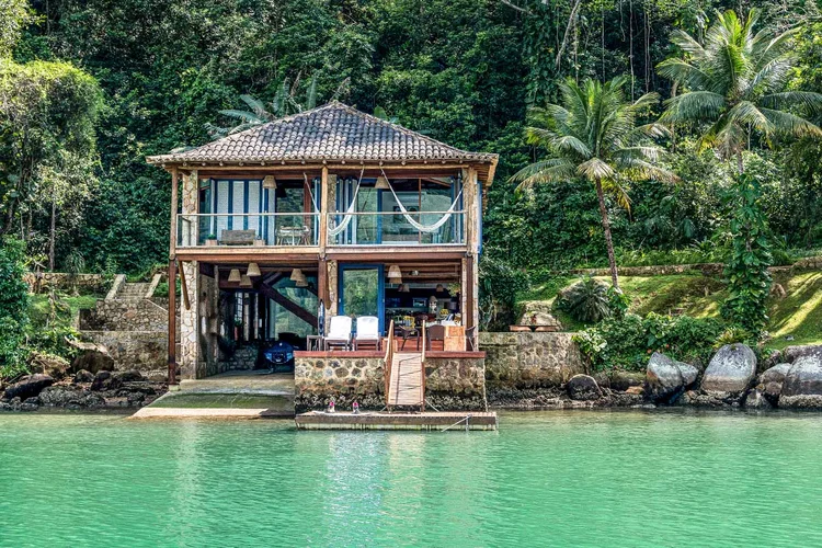 Loft em Villa Bom Jardim, em Paraty: acesso só pelo píer privativo (Tuca Reinés/Divulgação)