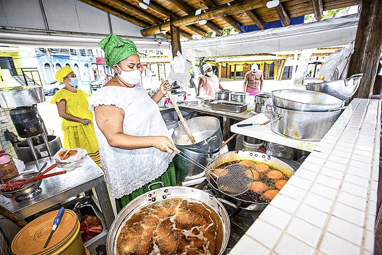 Bahia: todos os anos, as baianas distribuem os acarajés no Pelourinho.  (Manuela Cavadas/Getty Images)