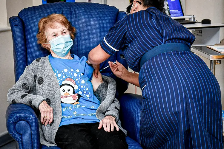 Margaret Keenan, 90, se tornou a primeira pessoa no mundo a receber a vacina da Pfizer/BioNtech contra covid-19 fora de um ensaio clínico (Jacob King/Pool/Reuters)