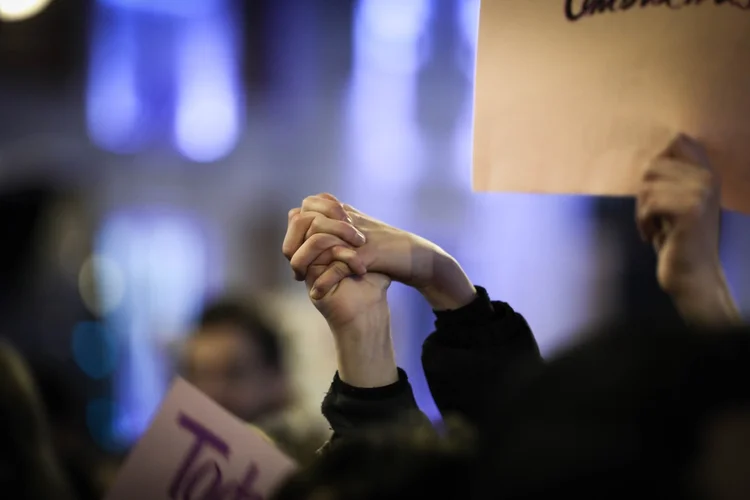 Feminismo: mulheres dão as mãos em protesto pela igualdade de gênero em Madri, Espanha.  (Jesus Hellin/Getty Images)