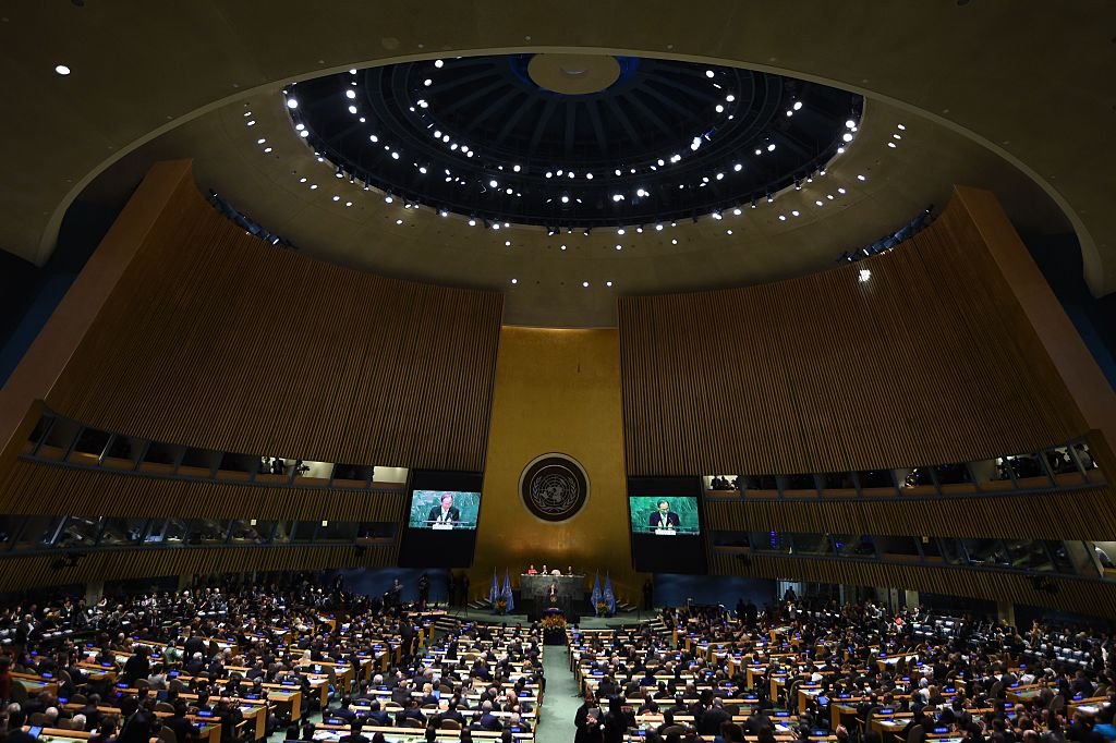 Assembleia da ONU que ratificou a asinatura do tratado climático: o mundo nunca mais foi o mesmo (JEWEL SAMAD / Correspondente/Getty Images)