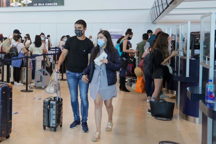 Aeroporto de Cancún, no México: empresas aéreas já estudam adotar aplicativos com 'passaportes de imunidade' (Alberto Valdez / Eyepix Group/Barcroft Media/Getty Images)