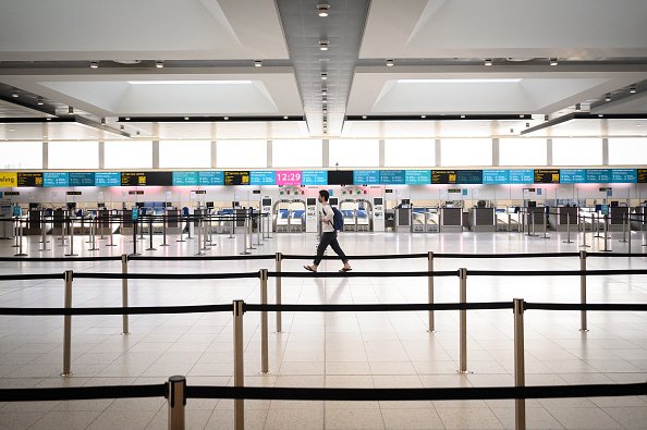 Aeroporto em Londres: após pico por nova variante do coronavírus, número de vítimas tem caído no país (Getty Images/Leon Neal)