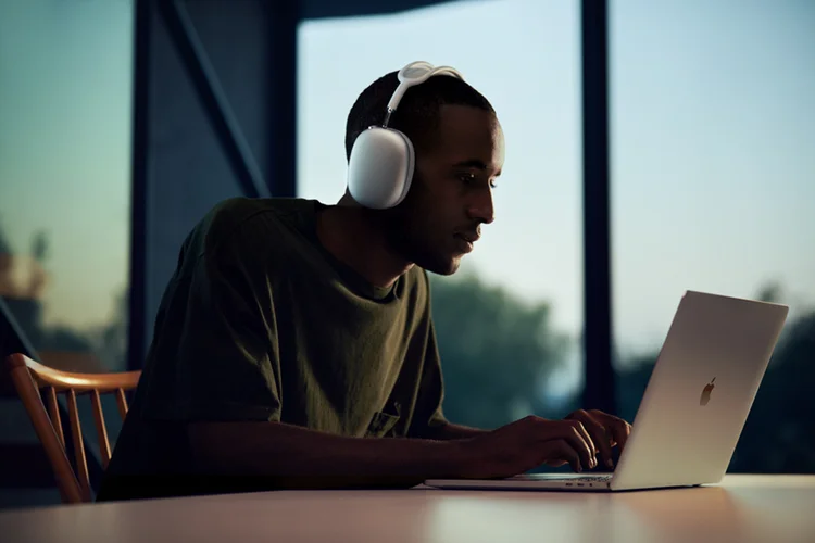 AirPods Max: Fone de ouvido tem funções similares às dos AirPods Pro, como cancelamento de ruído ativo e equalização adaptativa. (Apple/Divulgação)