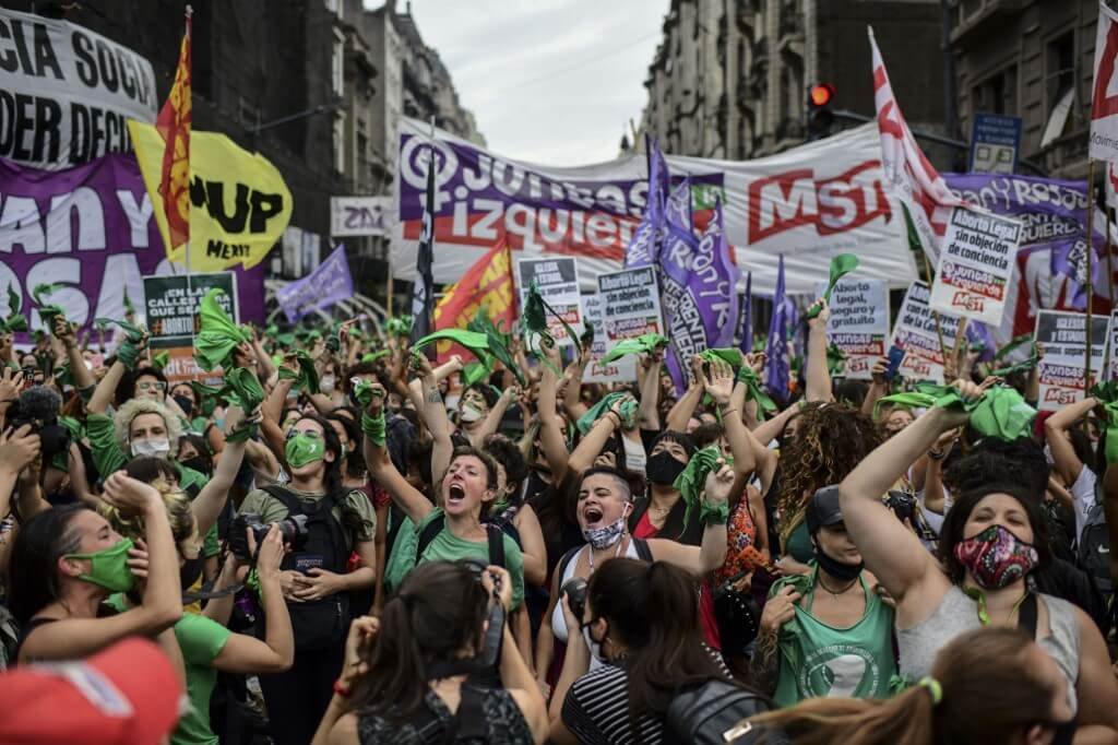 Mulheres comemoram nas ruas após aprovação da legalização do aborto na Câmara da Argentina: o verde ficou conhecido como a cor do movimento "pró-escolha" no país (RONALDO SCHEMIDT/AFP)