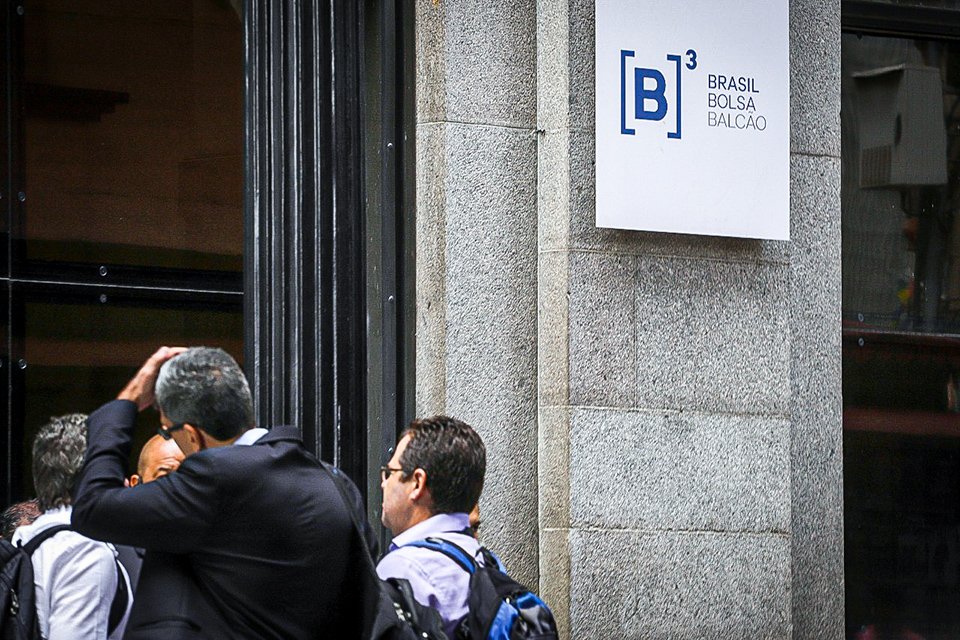 Fachada da B3, a principal bolsa brasileira:  ambiente de negociação de ações de empresas (Rahel Patrasso/Reuters)
