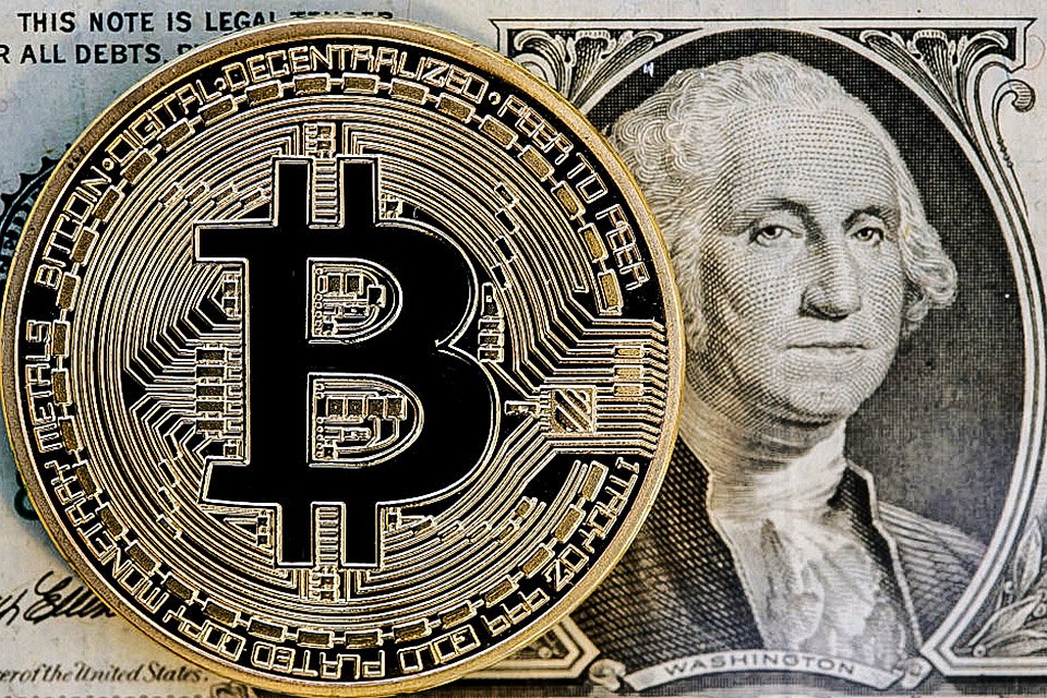 Dólar perde 97% do valor em relação ao bitcoin em cinco anos, diz estudo