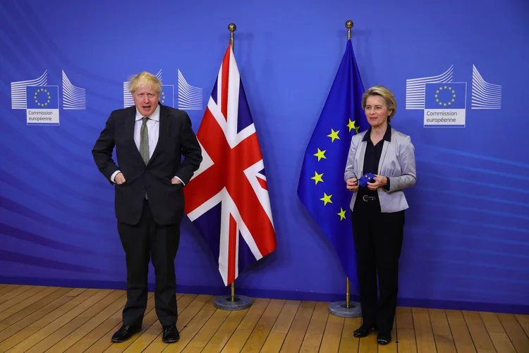 Boris Johnson, primeiro-ministro do Reino Unido, e Ursula von der Leyen, presidente da Comissão Europeia: líderes se encontraram para discutir o acordo em 9 de dezembro (Aaron Chown/WPA Pool/Getty Images)