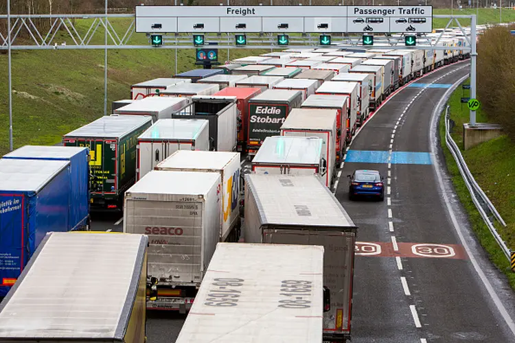 Caminhões parados no Eurotunnel (Andrew Aitchison/Getty Images)