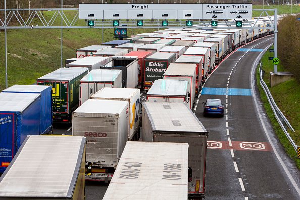 Com caminhões bloqueados, Reino Unido recorre a aviões e trens