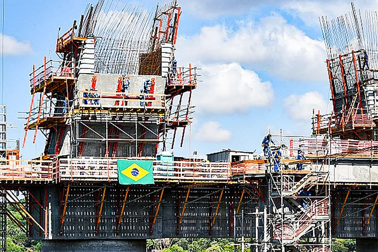 Ponte internacional sendo construída entre Foz do Iguaçu, no Brasil, e Presidente Franco, no Paraguai, tirada em 1º de dezembro de 2020.  (NORBERTO DUARTE / AFP/Getty Images)