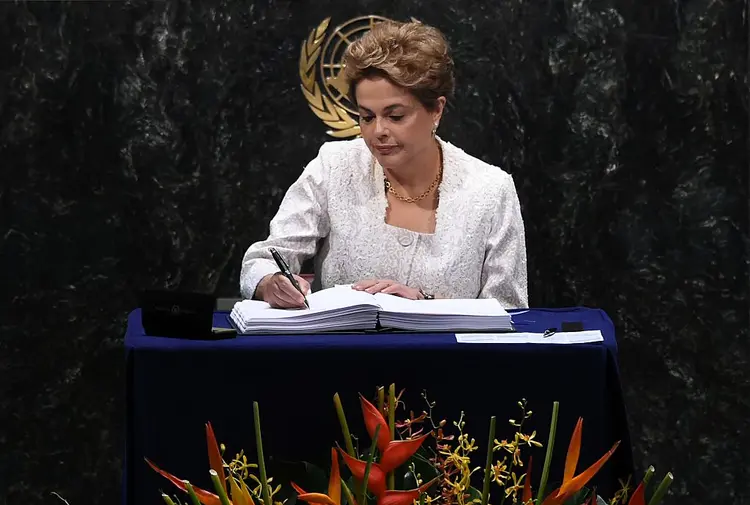 Dilma Rousseff: ex-presidente tem uma dívida de R$ 10 mil referente a uma multa por propaganda eleitoral irregular (JEWEL SAMAD / Equipe/Getty Images)